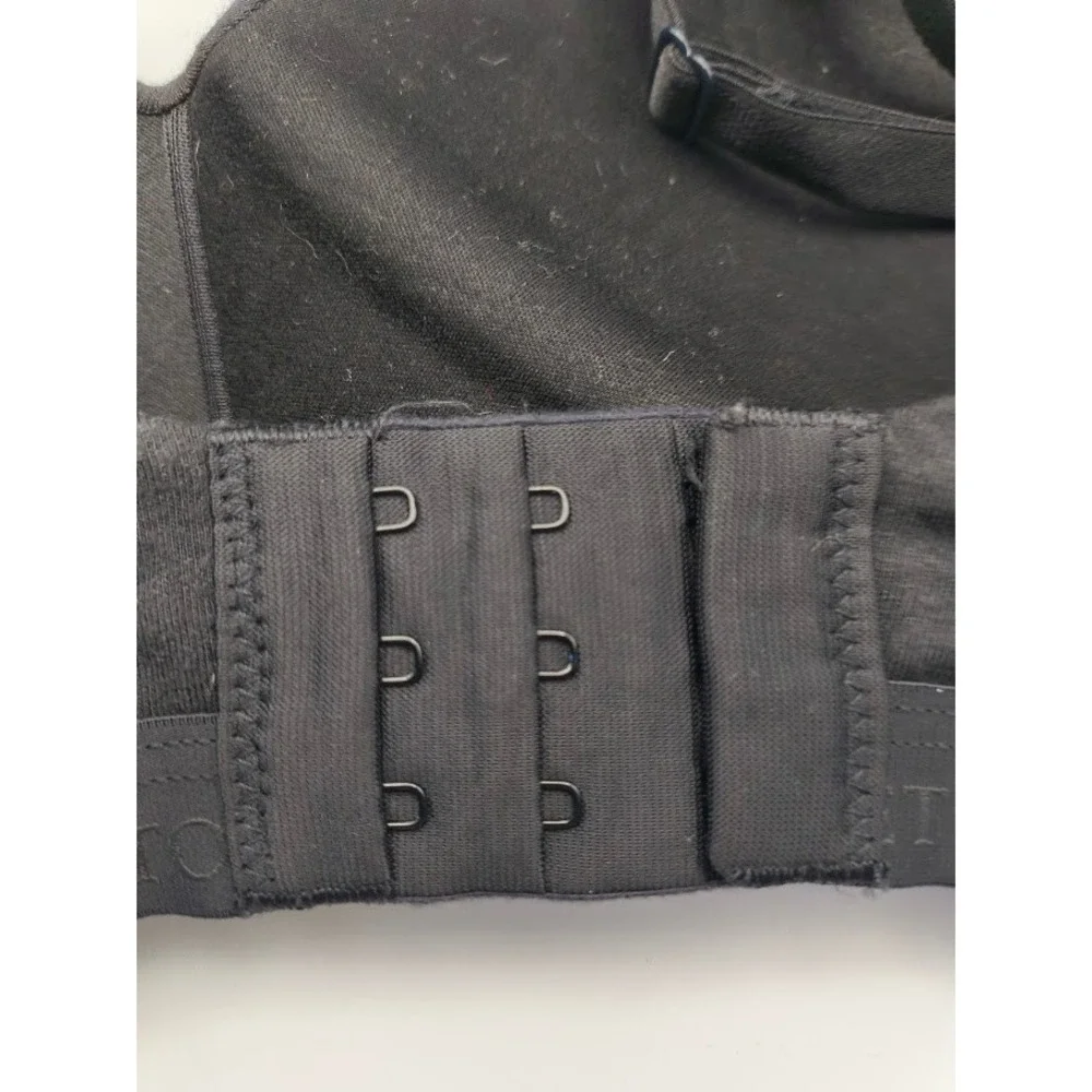 Victoria's Secret Black Sports Bra Size 32DDD‎ Convertible Heart Detail